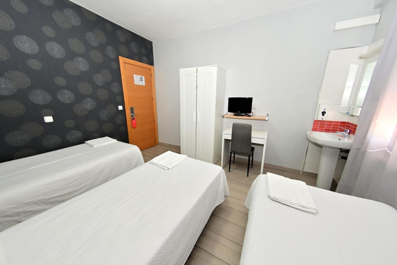 Chambre Double ou Lits Jumeaux avec Lit d'Appoint et Salle de Bains Commune